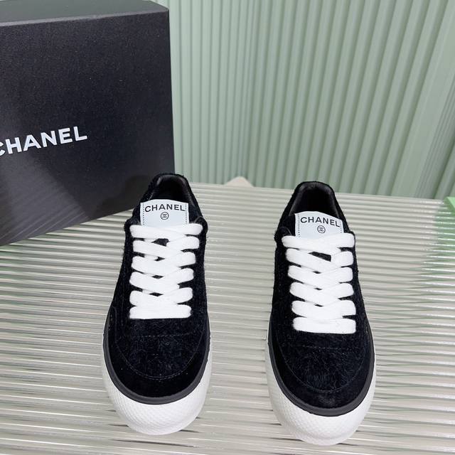 Chanel 香奈儿新款厚底休闲鞋 原版定制长绒麂皮材质，有种更柔和温婉的气息，很特别的质感 配色简单大方，鞋底有一定的厚度，增高 高效果棒棒 整体没什么1Og