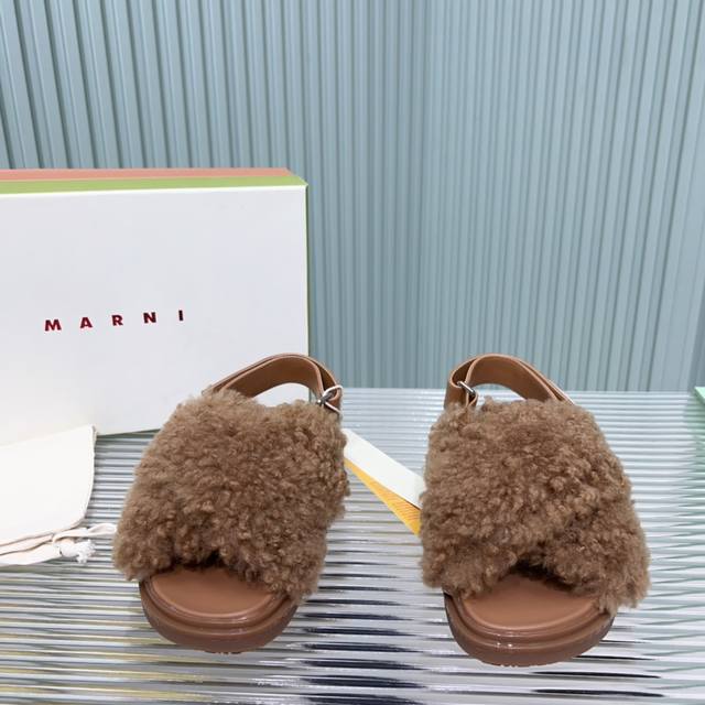玛尼新款毛毛凉鞋 Marni是来自意大利的独立设计师品牌，迅速走红国际时装界的一个著名品牌。纯粹的奢华感是marni所致力打造的风格。凉鞋的透气结构搭载日系风格