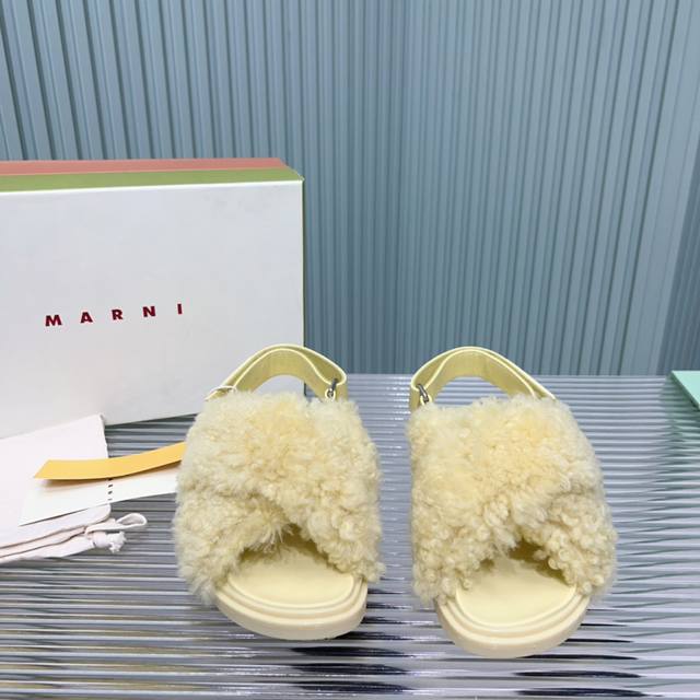 玛尼新款毛毛凉鞋 Marni是来自意大利的独立设计师品牌，迅速走红国际时装界的一个著名品牌。纯粹的奢华感是marni所致力打造的风格。凉鞋的透气结构搭载日系风格