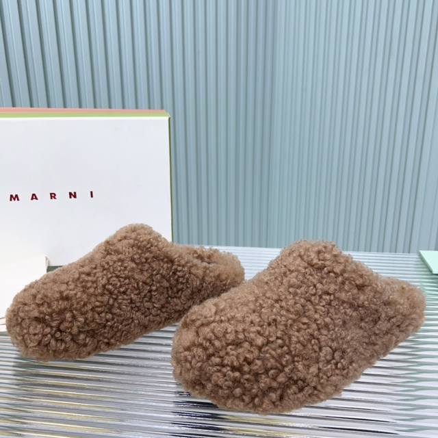 男+20 #玛尼新款毛毛凉鞋 Marni是来自意大利的独立设计师品牌，迅速走红国际时装界的一个著名品牌。纯粹的奢华感是marni所致力打造的风格。凉鞋的透气结构