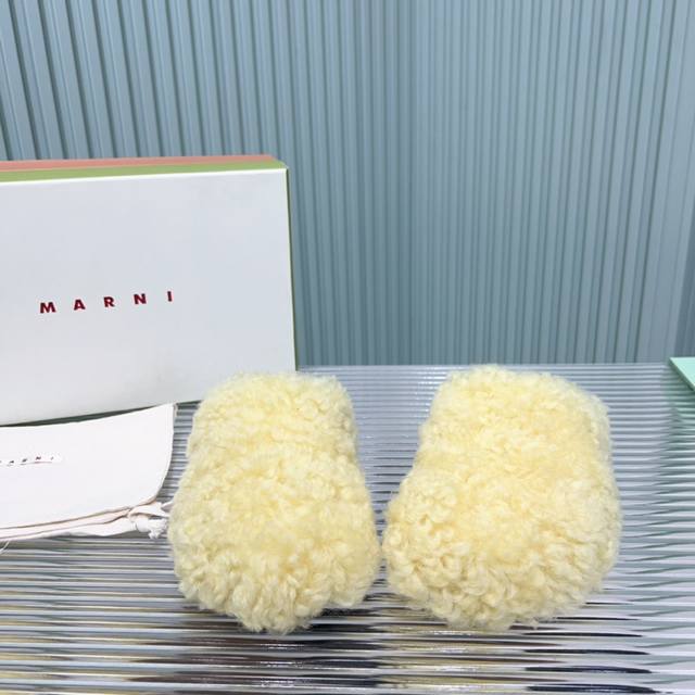 男+20 #玛尼新款毛毛凉鞋 Marni是来自意大利的独立设计师品牌，迅速走红国际时装界的一个著名品牌。纯粹的奢华感是marni所致力打造的风格。凉鞋的透气结构