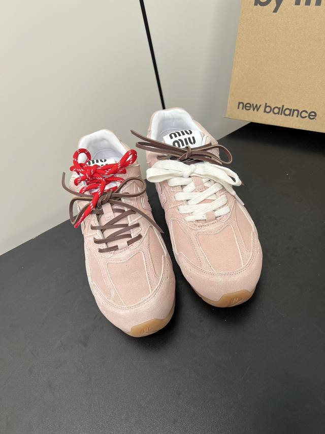 Miumiu X New Balance 530 Miumiu24 运动鞋 酷毙了！大秀上曝光了与new Balance 的全新联名企划 以530为蓝本设计 鞋
