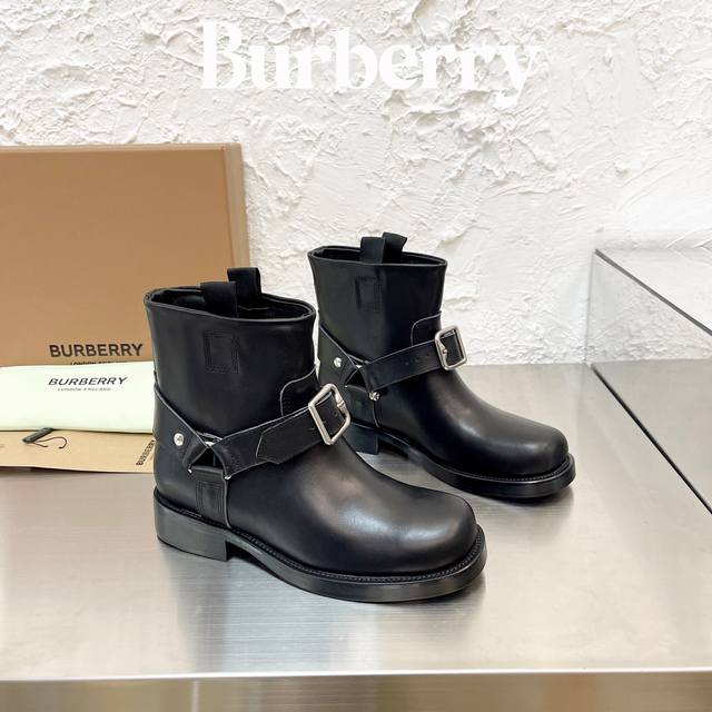 工厂价 巴宝莉2024最新独家推出骑士靴风格 Burberry博柏利英国奢侈品牌，原版1:1复制，贴身弹力及膝靴，设计圆形靴头粗跟，装饰品牌标志图案， 靴面：进
