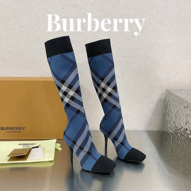 工厂价 Burberry巴宝莉，英国奢侈品牌，典藏米色，原版1:1复制，贴身弹力针织式及膝靴，设计方形靴头，装饰品牌标志格 靴面：92%聚酯纤维，8%弹性纤维，