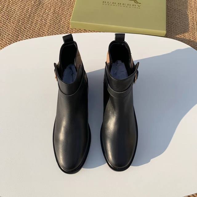工厂价 Burberry 搭配巴家独有的格子风格 ,转图必卖 鞋面采用顶级牛皮+羊皮内里 羊皮垫脚， 绝对是今年引领时尚的流行元素，同时延续了经典款式的设计，无