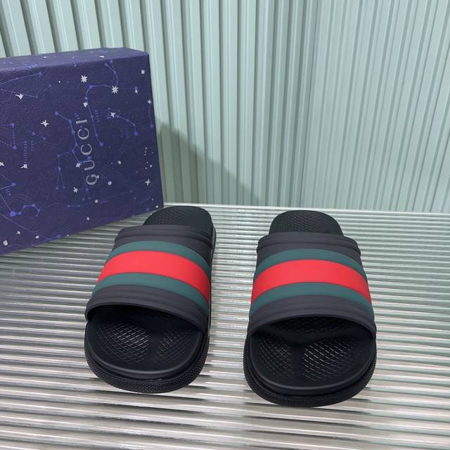 Gucci 古奇 双凉拖鞋，夏季海边度假的最佳选择，最得意的设计就是垫脚磨砂面，区别于任何一款果冻鞋，碰水不会滑脚 材质：专柜pvc料 带自然清香，原版开模双层