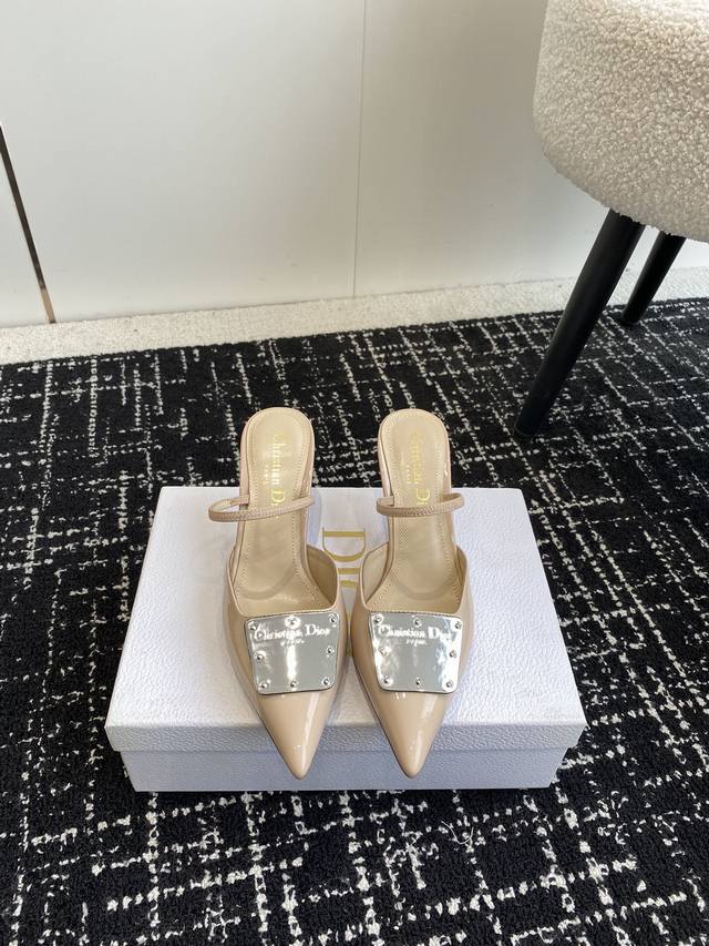 代购级半拖 单鞋 Dior 24款春夏 半拖 单鞋 这款高跟鞋重新诠释 La Parisienne Dior 系列，彰显时尚醒目的风范 黑色漆皮牛皮革鞋面搭配银