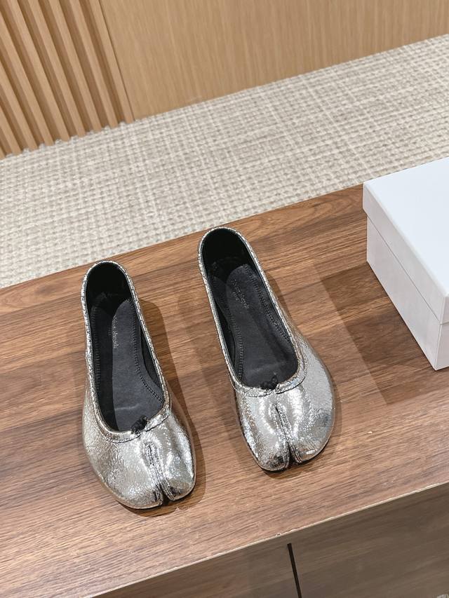莞产 Maison Margiela 的分趾鞋穿搭频次高居榜首,今年的新品皮质比往年的更柔软细节也有相应的微调，总是迭代更新。 新款配色小猪蹄子也太好看了意大利