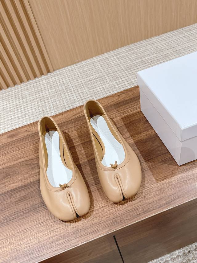 莞产 Maison Margiela 布吉拉 Tabi分趾平底芭蕾鞋 马吉拉的分趾款鞋在大秀上亮相以来，稳居品牌经典作品行业列，该款分趾猪蹄鞋最具标志性的单品，