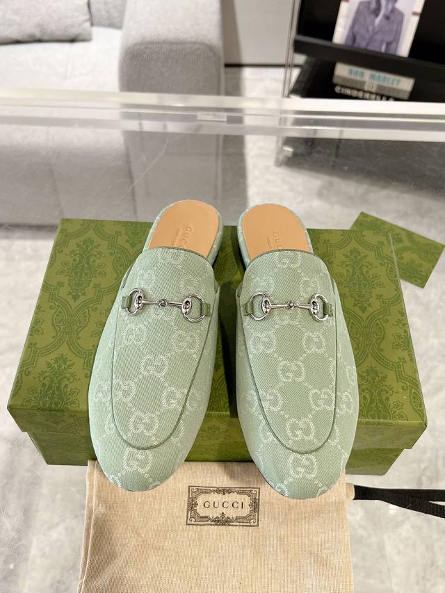 Gucci Princetown系列女士乐福半拖鞋 作为品牌的标志性象征，标识元素以新颖别致的方式不断为单品带来更多新意。每一个标识都蕴含品牌特有的历史传承和价