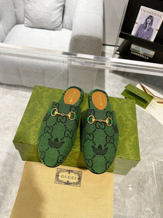 Gucci 联名阿迪 24Ss 新款 马衔扣包头凉拖鞋 春夏网红必备拖鞋 Yp一比一还原，所有细节 材质 舒适度 全部跟原版一样了 复刻度98%。码数：35-4