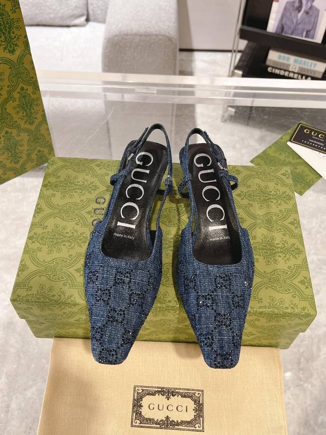 Gucci 女士gg后系带烫钻凉鞋 女士鞋履系列从20世纪90年代和21世纪初的典藏设计中汲取创作灵感，缔就蕾丝、仿水晶和清透面料等迷人细节。这款芭蕾凉鞋由饰有