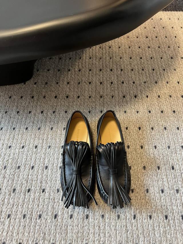 独家新品 Dries Van Noten 流苏穆勒拖鞋 时尚出门仅需1秒 米咖色麂皮流苏穆勒鞋来自 Dvn 这个过于方便了 时髦度 120分 今日ootd 有了