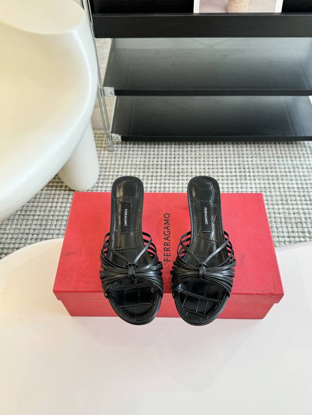 Ferragamo Ss24春夏款全新上市菲拉格鸟笼时装鞋，这款鸟笼后跟随性时髦，对比鲜明的配色和纹理更添亮点。鞋面选用棉麻帆布和牛皮制成，饰有双缝线细节，鞋背