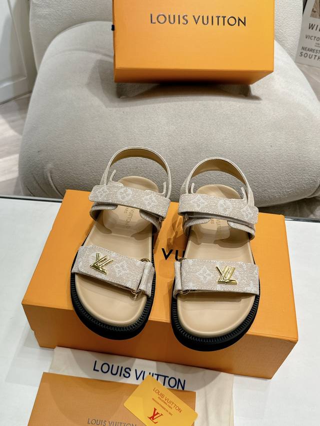 拖鞋 凉鞋 Louis Vuitton 路易威登女士2024新款凉鞋 Lv Sunset Comfort平底凉鞋以精致拉菲草鞋面道出手工艺格调，搭配韧性鞋垫和轻