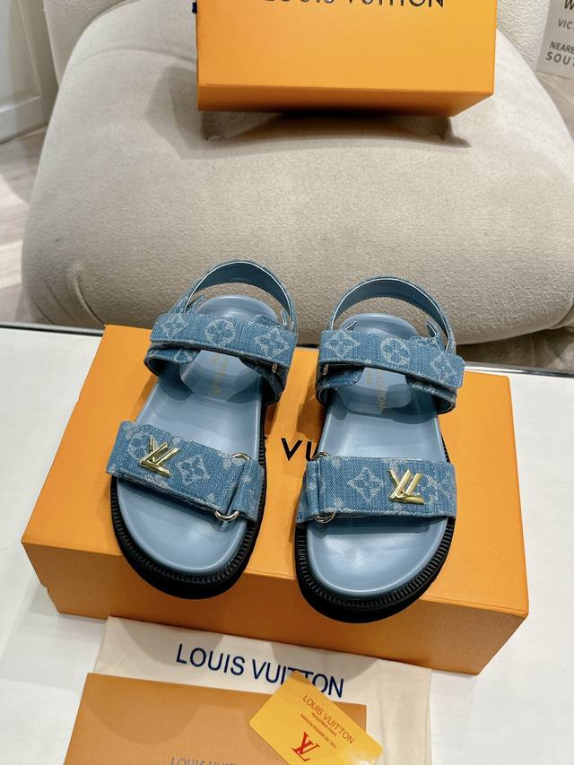 拖鞋 凉鞋 Louis Vuitton 路易威登女士2024新款凉鞋 Lv Sunset Comfort平底凉鞋以精致拉菲草鞋面道出手工艺格调，搭配韧性鞋垫和轻
