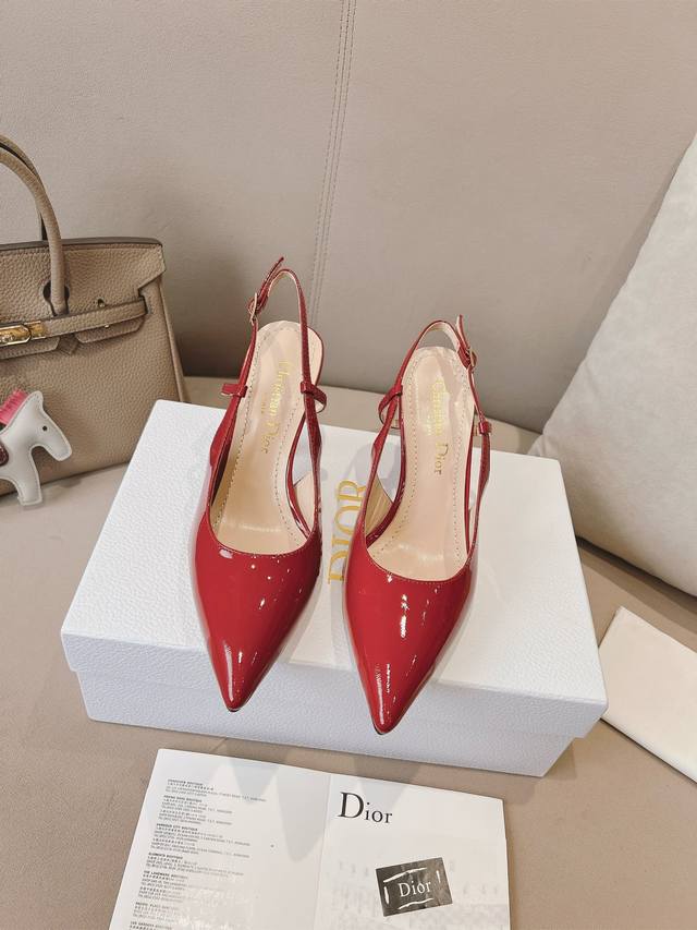 J'Adior凉鞋 迪奥 Dior 24Ss春夏系列尖头凉鞋，市场顶级版，欢迎来看版对比材质：原版黑漆皮面料+羊皮内里+意大利真皮大底+纯铜五金扣。码数：标准码