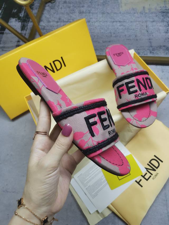 Fendi最新爆款，进口帆布刺绣，上脚舒适，35-42码， ，真皮大底+30