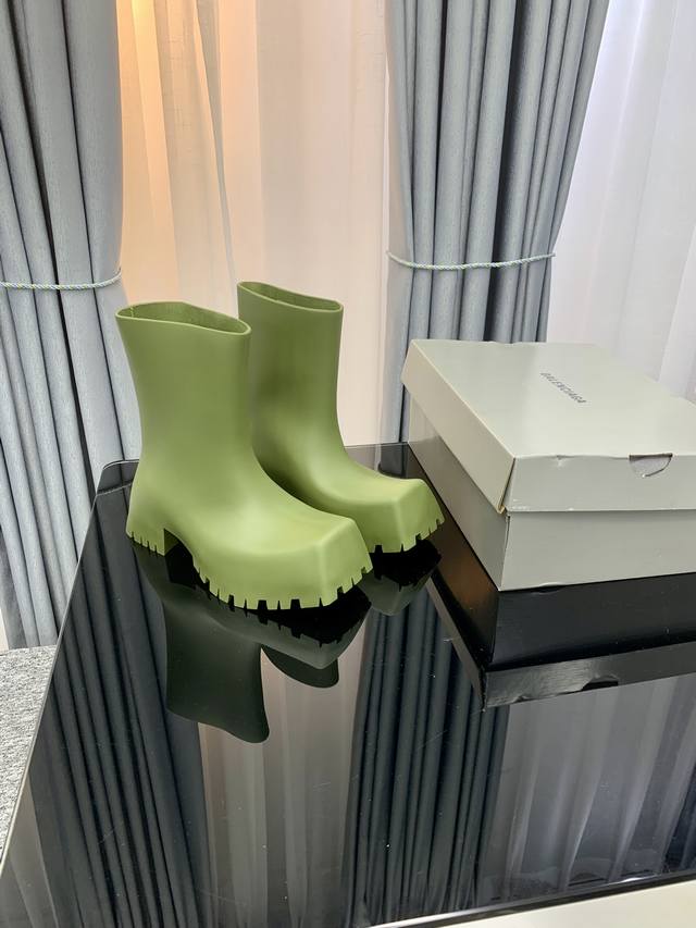 天天下雨，来双酷酷的雨靴吧！Balenciaga Trooper 22Ss巴黎世家22春夏方头厚底雨靴 简约的版型设计，酷酷的，帅得离谱，但是很好搭配！ 各路网