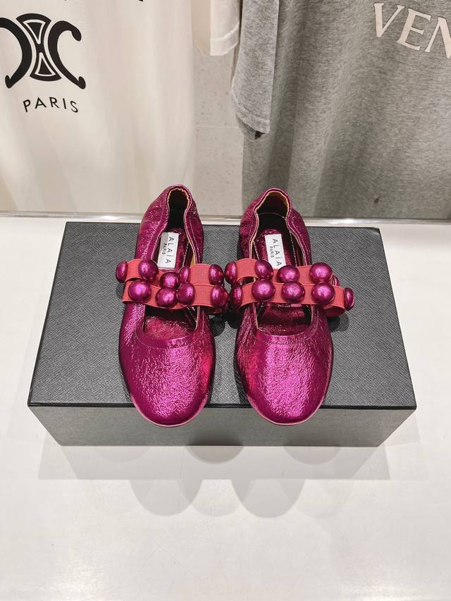 高版本出厂 独家新品 Alaia 阿莱亚24Ss 走秀款糖果色平底玛丽珍芭蕾舞鞋 最近超火的一款平底鞋 章小蕙同款 甜酷芭蕾风 人气超高的一款芭蕾舞鞋，浪漫又迷