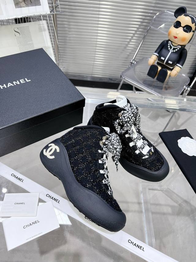皮 布 Chanel 2024K秋冬火爆休闲鞋 秋冬宝藏时髦单品，必须要炫耀一下，专柜无敌火的一款，抵御冬日的寒冷定义冬季时尚，简直就是小香的灵魂，整个冬天可以