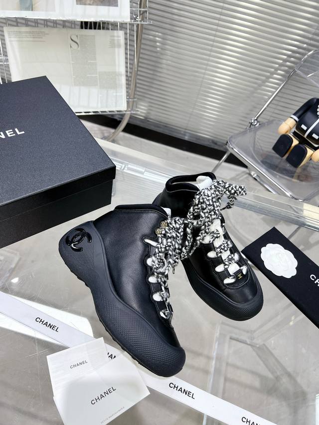 皮 布 Chanel 2024A火爆休闲鞋 宝藏时髦单品，必须要炫耀一下，专柜无敌火的一款，抵御冬日的寒冷定义冬季时尚，简直就是小香的灵魂，整个冬天可以天天穿，