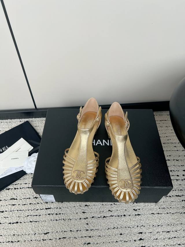 Chanel香奈儿 24Ss 夏季新款镂空罗马凉鞋 每年一到夏天就火爆的凉鞋， 罗马细带设计 美的特别精致！ 鞋面：进口混种羊皮 内里 垫脚：羊皮 大底：意大利
